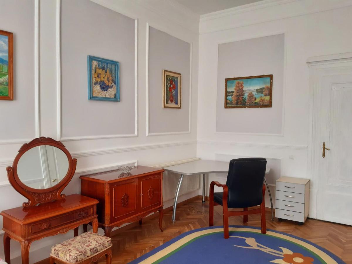 Старовинні Апартаменти У Центрі Міста Ужгород Экстерьер фото
